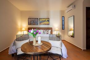 Rooftop Jacuzzi! Country-style 4 Bedroom Cottage