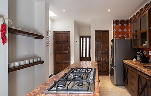 Rooftop Jacuzzi! Country-style 4 Bedroom Cottage