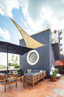 Rooftop Jacuzzi! Country-style 4 Bedroom Cottage