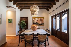 Rooftop Jacuzzi! Country-style 4 Bedroom Cottage