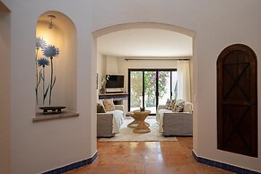 Rooftop Jacuzzi! Country-style 4 Bedroom Cottage