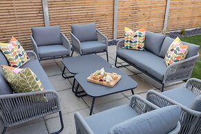 Elliot Oliver - 2 The Old Surgery: Stunning 4 Bedroom Home With Parkin