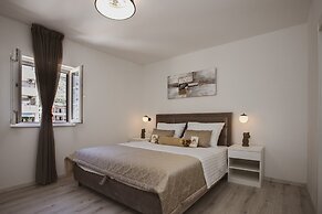 Luxury Modern House, Just 1 min Walk to the Beach