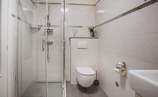 Luxury Modern House, Just 1 min Walk to the Beach