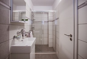 Luxury Modern House, Just 1 min Walk to the Beach