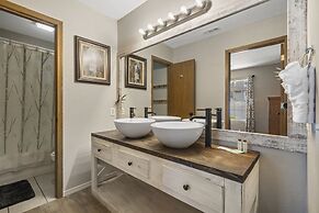 Branson Fall Creek Retreat w/ Deck Views!