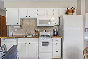 Branson Fall Creek Retreat w/ Deck Views!