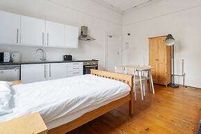 Westbourne Place Townhouse - by Clifton Short Lets