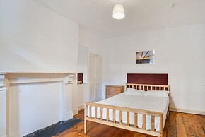 Westbourne Place Townhouse - by Clifton Short Lets