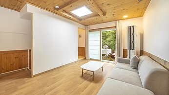 Gyeongju Themandi Pension