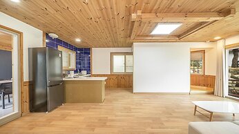 Gyeongju Themandi Pension