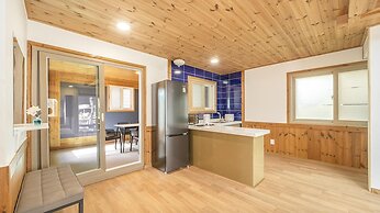 Gyeongju Themandi Pension