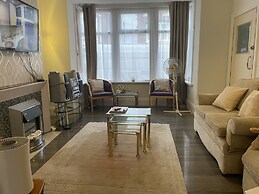 Renovated 4-bed Home - Sleeps 9 - Parking - Spa