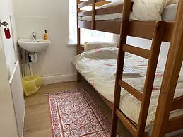 Renovated 4-bed Home - Sleeps 9 - Parking - Spa