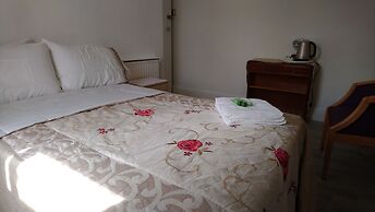 Renovated 4-bed Home - Sleeps 9 - Parking - Spa