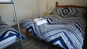 Renovated 4-bed Home, Sleeps 9 With Parking & Spa