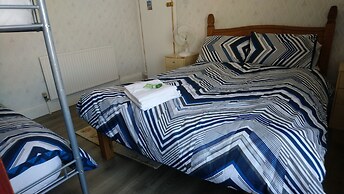 Renovated 4-bed Home, Sleeps 9 With Parking & Spa