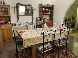 Renovated 4-bed Home - Sleeps 9 - Parking - Spa