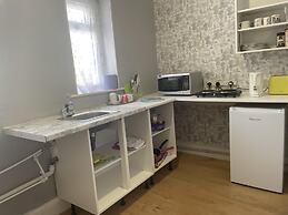 Renovated 4-bed Home - Sleeps 9 - Parking - Spa