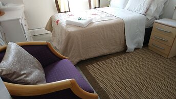 Renovated 4-bed Home - Sleeps 9 - Parking - Spa