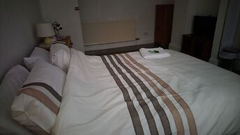 Renovated 4-bed Home - Sleeps 9 - Parking - Spa