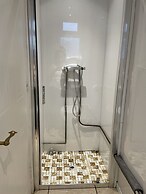 Renovated 4-bed Home - Sleeps 9 - Parking - Spa