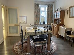 Renovated 4-bed Home - Sleeps 9 - Parking - Spa