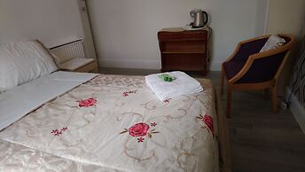 Renovated 4-bed Home - Sleeps 9 - Parking - Spa