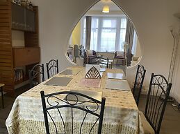 Renovated 4-bed Home - Sleeps 9 - Parking - Spa