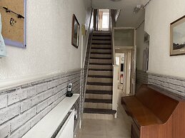 Renovated 4-bed Home - Sleeps 9 - Parking - Spa