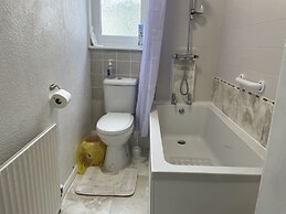 Renovated 4-bed Home - Sleeps 9 - Parking - Spa