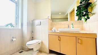 BluO 1BHK - DLF Galleria | BathTub, Balcony, Suite