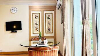 BluO 1BHK - DLF Galleria | BathTub, Balcony, Suite