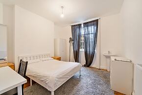 No 13 Georgian Shared House - By Clifton Short Lets