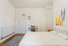 No 13 Georgian Shared House - By Clifton Short Lets