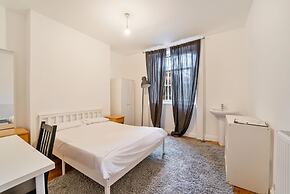 No 13 Georgian Shared House - By Clifton Short Lets