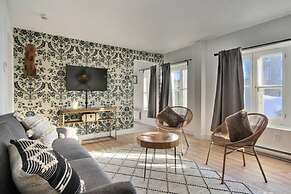 Unique & Sunny Top Floor Old Quebec Gem