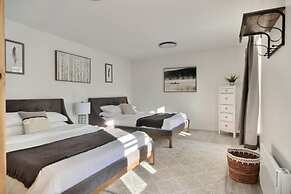 Unique & Sunny Top Floor Old Quebec Gem