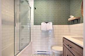 Unique & Sunny Top Floor Old Quebec Gem