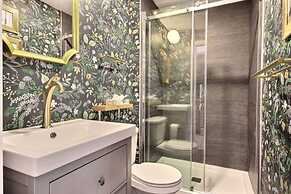 Unique & Sunny Top Floor Old Quebec Gem