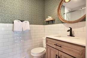 Unique & Sunny Top Floor Old Quebec Gem