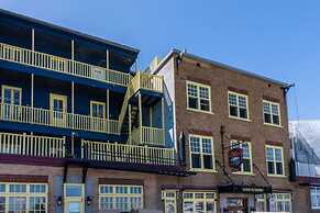 Unique & Sunny Top Floor Old Quebec Gem