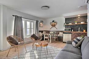 Unique & Sunny Top Floor Old Quebec Gem