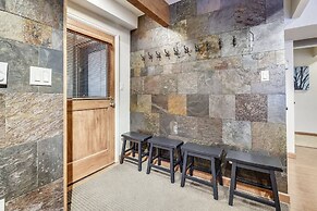 Expansive 2 Bedroom Downtown Aspen Condo, Walk to Gondola for Skiing, 