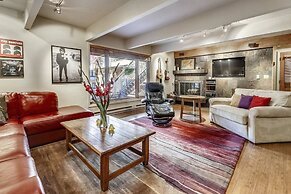 Expansive 2 Bedroom Downtown Aspen Condo, Walk to Gondola for Skiing, 