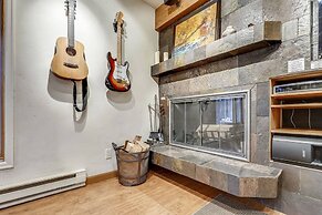 Expansive 2 Bedroom Downtown Aspen Condo, Walk to Gondola for Skiing, 