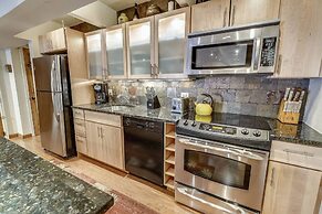 Expansive 2 Bedroom Downtown Aspen Condo, Walk to Gondola for Skiing, 