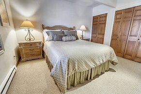 Expansive 2 Bedroom Downtown Aspen Condo, Walk to Gondola for Skiing, 