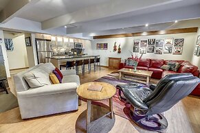Expansive 2 Bedroom Downtown Aspen Condo, Walk to Gondola for Skiing, 