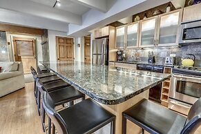 Expansive 2 Bedroom Downtown Aspen Condo, Walk to Gondola for Skiing, 